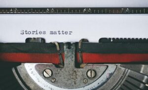 maszyna do pisania, napis stories matter